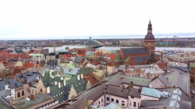 Riga, Letonya 'nın havadan görünüşü, Eski Şehir' in renkli çatıları, Riga Katedrali ve Daugava Nehri 'nin karşısındaki Ulusal Kütüphane.