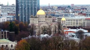 Riga, Letonya 'nın havadan görünüşü, şehir ortamında modern ve tarihsel mimari ortamda altın kubbelerle İsa' nın Doğuşu Katedrali 'ni vurguluyor..