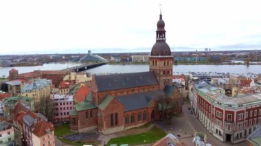 Riga, Letonya 'nın havadan görünüşü, Riga Katedrali, Daugava Nehri ve Letonya Ulusal Kütüphanesi' nin yer aldığı bulutlu gökyüzü.