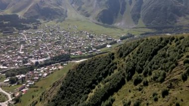 Şebekeye sahip küçük bir kasaba bir vadide, bir nehirle çevrili ve sarp yeşil dağlar ve ağaçlarla kaplı tepelerle çevrili..