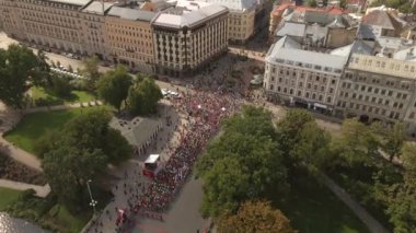 Riga, Letonya 'da ağaçlar, tarihi binalar ve kentsel caddelerle çevrili bir parkın yakınındaki bir maratona büyük bir kalabalık katılıyor..