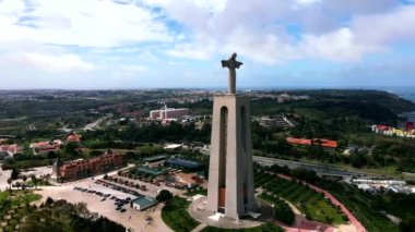 Portekiz 'in Almada kentindeki Cristo Rei heykeli, Tagus Nehri ve Lizbon görünür bir şekilde ayakta duruyor. Kent alanları ve yeşil bölgeler kent simgesini çevreledi.