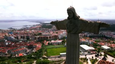 Portekiz 'in Almada kentindeki Cristo Rei heykeli, Lizbon' un şehir manzarasına ve Tagus Nehri 'ne bakan, tarihi ve modernliği harmanlayan, geniş kollarıyla ayakta duruyor..