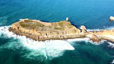 Portekiz 'deki Berlengas Takımadası, canlı mavi Atlantik Okyanusu ile çevrili seyrek bitki örtüsü ve ıssız bir yapıya sahip kayalık bir adaya sahiptir..