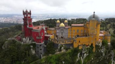 Portekiz 'in Sintra kentindeki Pena Palace' da Gotik, Rönesans ve Fas mimarisi sergilenmektedir. Kırmızı ve sarı renkleri etrafındaki ormanla tezat oluşturuyor..