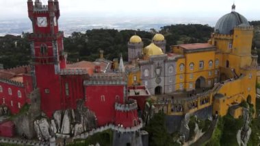 Portekiz 'in Sintra kentindeki Pena Sarayı' nda orman tepeleri arasında kırmızı ve sarı kuleler bulunuyor. Mimari, Romantizmi Gotik ve Fas tarzlarıyla harmanlıyor..