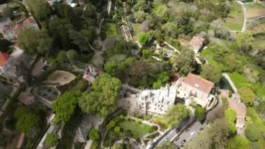 Havadan çekilen görüntü, Portekiz 'in Sintra kentindeki geniş bahçeler ve yemyeşil bitki örtüsüyle çevrili Quinta da Regaleira' nın Gotik tarzı mimarisini yakalar..