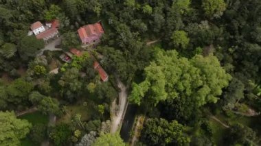 Portekiz, Sintra 'nın hava perspektifi, yoğun ormanın ortasında, kıvrımlı yolları ve bölgeyi çevreleyen yeşil bir gölgeliği olan kırmızı çatılı binaları ortaya çıkarıyor..