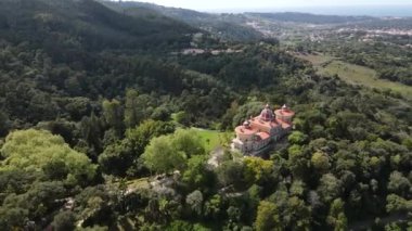 Portekiz 'in Sintra kentindeki Monserrate Sarayı' nda Gotik, Hintli ve Fas 'tan esinlenilmiştir. Kırmızı kubbeler ve karmaşık detaylar ormanlık tepelere karşı göze çarpıyor.