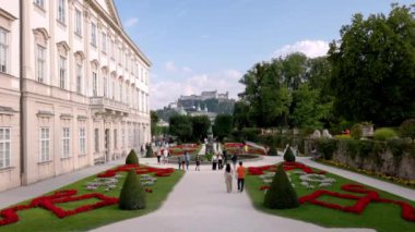 Mirabell Sarayı 'nın zarif mimarisi ve canlı bahçeleri Hohensalzburg Kalesi' ne çıkıyor. Ziyaretçiler bu tarihi mekanda yollar boyunca yürüyorlar..