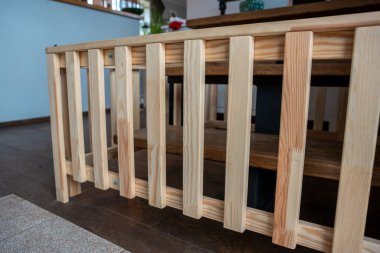 Modern mobilyalar, bir bitki ve pencerelerden süzülen doğal ışık ile çevrili koyu ahşap zemindeki açık renkli tahtalar..