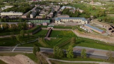 Etrafı hendekle çevrili yıldız şekilli bir yerleşim yeri olan güçlendirilmiş bir bölge. Özellikler arasında iyi korunmuş duvarlar, kaleler ve yeşil alanlar arasında binalar yer alıyor..