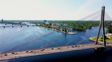 Vansu Köprüsü, Letonya 'nın Riga kentindeki Daugava Nehri' ni geçen araçlarla kapsar. Letonya Ulusal Kütüphanesi, modern cam mimarisini gözler önüne seriyor..
