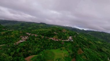 Otoyol Manzaralı Küçük Köylü Yeşil Dağ 'ın Sinema 4K Drone Görüntüsü