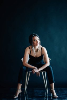 Güzel bir kadın sandalyeye oturur ve sana bakar.