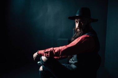 Şapkalı sakallı bir adamın portresi.