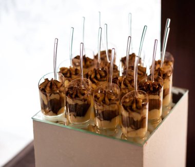 Düğün sırasında açık büfe masasındaki çubukta kekler.