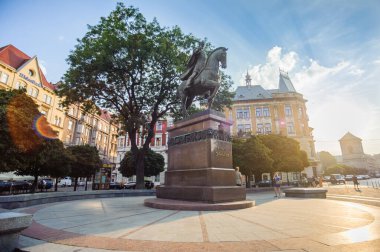 Danylo Halytskyi Anıtı Lviv 'in merkezinde at sırtında