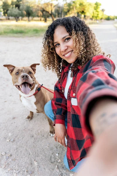 Femeie Tânără Păr Creț Pozând Câinele Rasă Pură Făcând Selfie — Fotografie, imagine de stoc