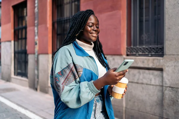 Wanita Afrika Cantik Berjalan Jalan Menggunakan Ponselnya Dan Memegang Cangkir — Stok Foto
