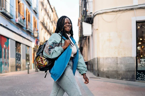 Χαρούμενη Αφρικανή Γυναίκα Καθημερινά Ρούχα Που Περπατάει Στην Πόλη Και — Φωτογραφία Αρχείου