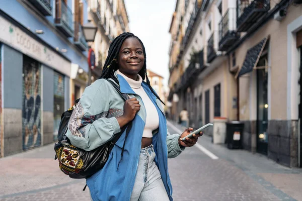 Wanita Afrika Bahagia Dengan Kepang Dingin Berjalan Jalan Dan Menggunakan — Stok Foto