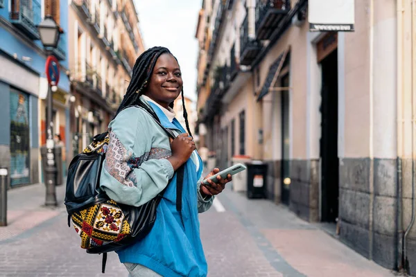 Wanita Afrika Bahagia Dengan Pakaian Santai Berjalan Kota Dan Melihat — Stok Foto
