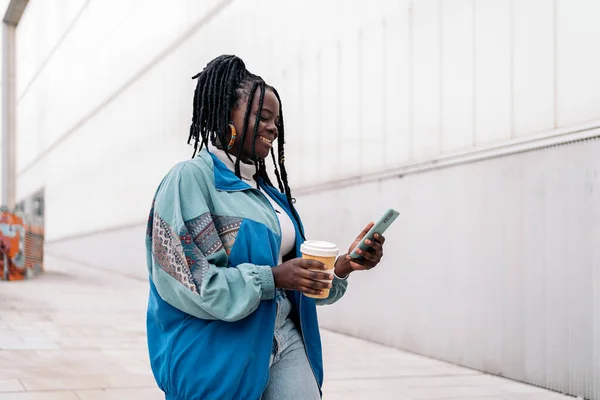 Mulher Africana Bonita Andando Rua Usando Seu Telefone Segurando Xícara — Fotografia de Stock