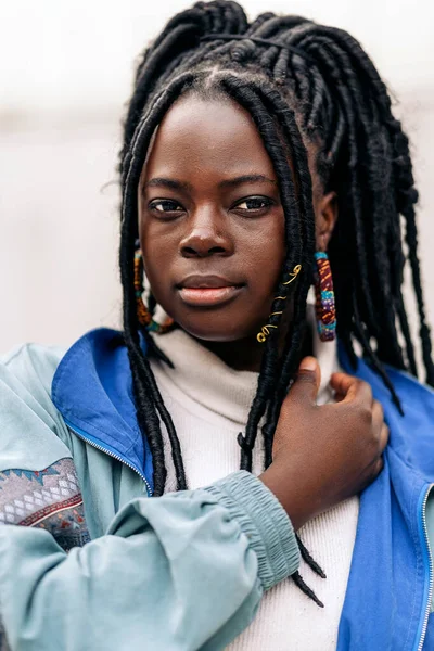 Όμορφη Νεαρή Αφρικανή Που Κοιτάζει Την Κάμερα Έξω Και Ποζάρει — Φωτογραφία Αρχείου