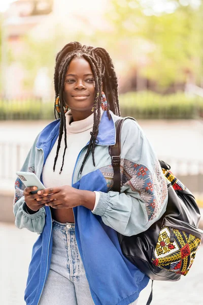 Счастливая Африканская Женщина Крутыми Косичками Ходит Улице Пользуется Своим Мобильным — стоковое фото