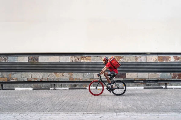 나르고 자전거를 도시를 횡단하는 헬멧을 사용하는 아프리카 — 스톡 사진
