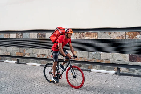 Сосредоточенный Доставщик Пакетом Помощью Защитного Шлема Пересекающего Город Велосипеде — стоковое фото