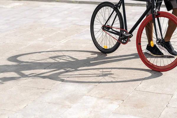 Ismeretlen Afrikai Futár Használja Biciklijét Városban Maga Módján Hogy Kézbesítsen — Stock Fotó