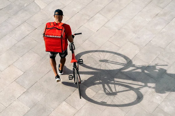 Uomo Africano Non Riconosciuto Consegna Utilizzando Sua Bicicletta Città Nel — Foto Stock