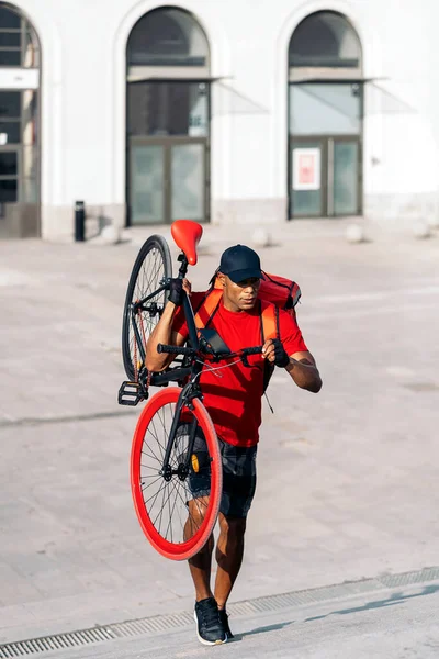 Αφρικανός Ντελιβεράς Φορώντας Καπέλο Κουβαλώντας Ποδήλατό Του Στην Πόλη Για — Φωτογραφία Αρχείου