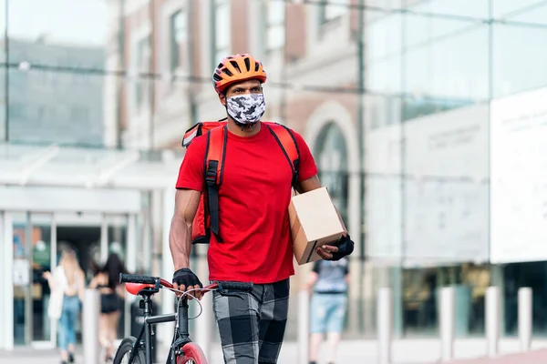 Seorang Pria Pengiriman Dari Afrika Mengenakan Masker Wajah Membawa Sepedanya — Stok Foto