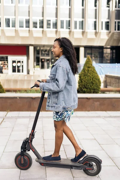Junge Schwarze Frau Mit Lockigem Haar Hat Spaß Der Stadt — Stockfoto