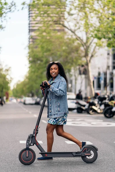 Joven Chica Negra Vistiendo Vestido Colorido Montando Scooter Eléctrico Ciudad —  Fotos de Stock