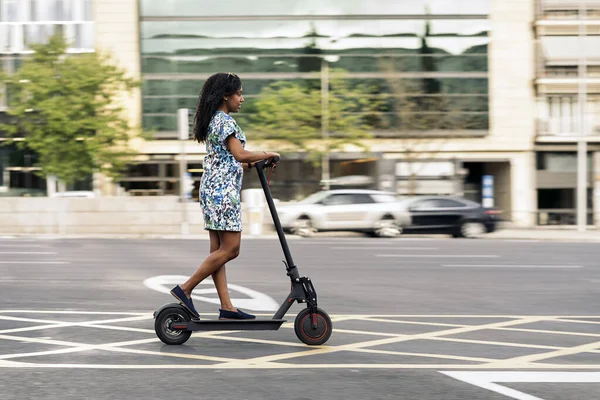 Joven Mujer Negra Con Pelo Rizado Divirtiéndose Ciudad Montando Scooter —  Fotos de Stock