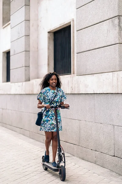 Joven Mujer Negra Con Pelo Rizado Divirtiéndose Ciudad Montando Scooter —  Fotos de Stock