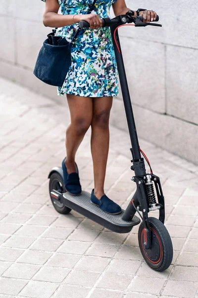 Mujer Negra Reconocida Montando Scooter Eléctrico Ciudad Durante Día Soleado —  Fotos de Stock