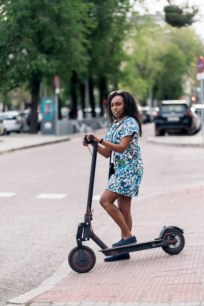 Joven Chica Negra Vistiendo Vestido Colorido Montando Scooter Eléctrico Ciudad —  Fotos de Stock