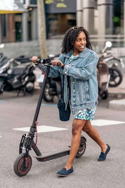 Joven Chica Negra Con Vestido Colorido Cruzando Calle Con Scooter —  Fotos de Stock