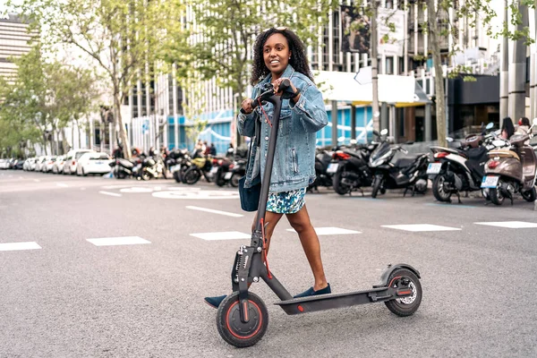 Joven Chica Negra Con Vestido Colorido Cruzando Calle Con Scooter —  Fotos de Stock