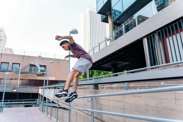Odaklanmış Genç Adam Şehirde Parkur Numaraları Yapıyor Eğleniyor — Stok fotoğraf