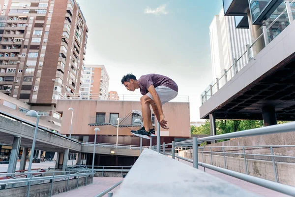 Yoğunlaşmış Genç Adam Şehirde Parkur Numaraları Yapıyor Eğleniyor — Stok fotoğraf