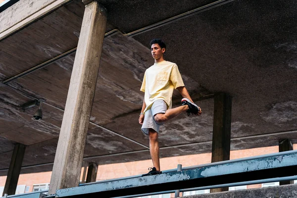 Genç Adam Şehirde Parkur Yapmadan Önce Bacaklarını Açıyor — Stok fotoğraf