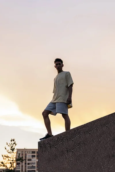 Selbstbewusster Junger Mann Lässiger Kleidung Posiert Vor Dem Schönen Sonnenuntergang — Stockfoto