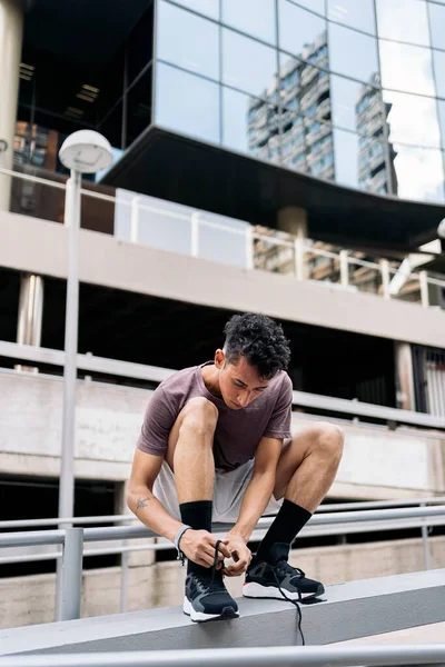 Pemuda Keren Yang Mengikat Tali Sepatunya Sebelum Melakukan Trik Parkour — Stok Foto