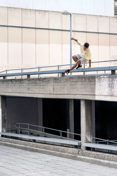 Cool Confident Boy Practicing Parkour Tricks City Having Fun — Stock Photo, Image